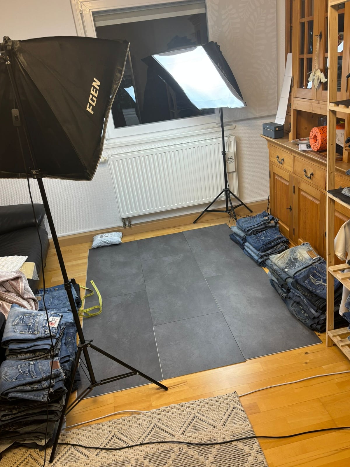Foto-Setup mit Softboxen und gestapelten Jeans — hier entstehen die Produktbilder